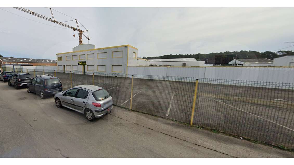 A louer local 540m² zone du Bisconte à Plouhinec