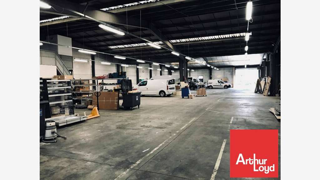 Local d'activité 1900m² à louer à Poitiers