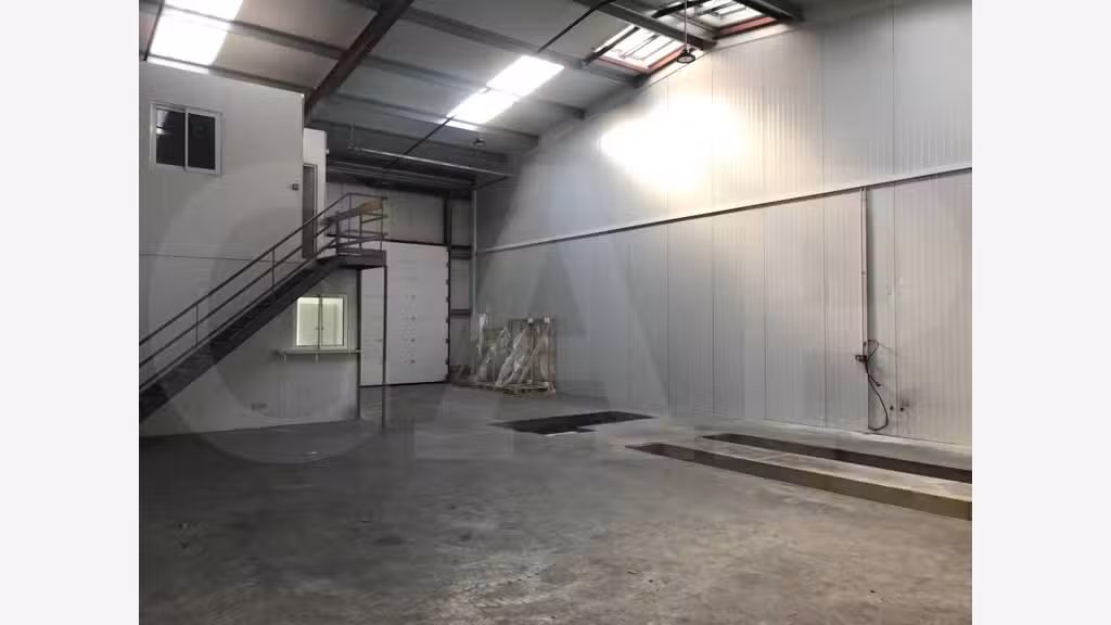 A louer local d'activité 228m² à Pont Péan