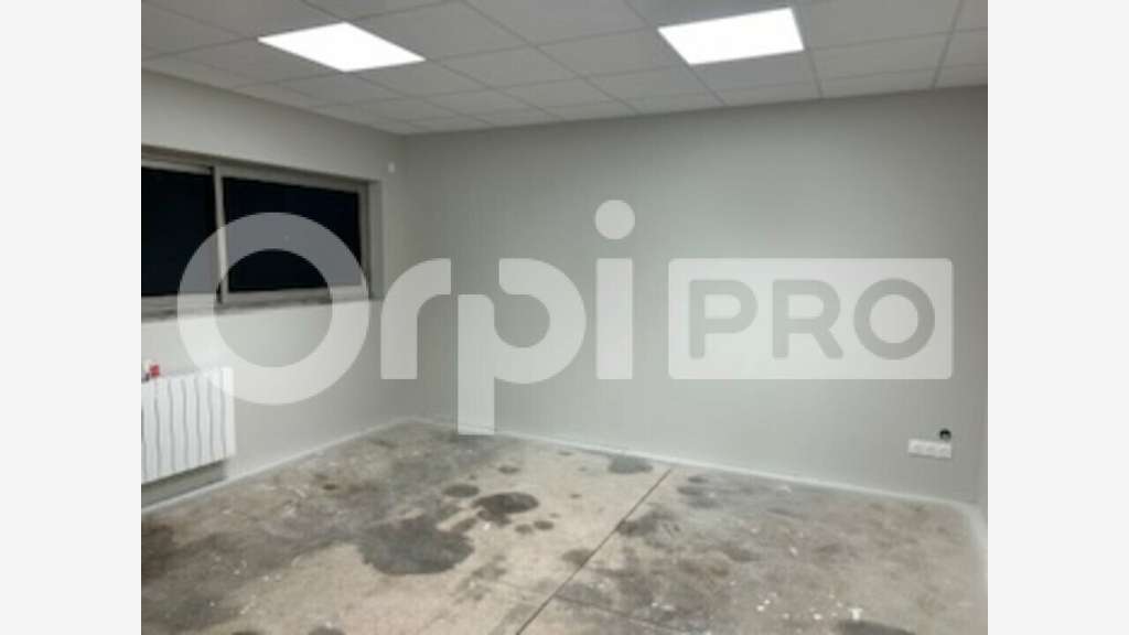 Local d'activité neuf de 1723m² à louer à Liergues