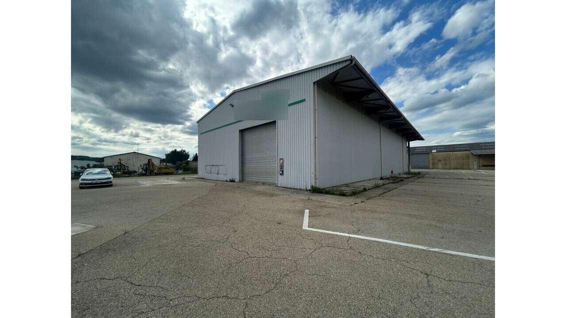Entrepôt 630m² à louer avec terrain à Remoulins