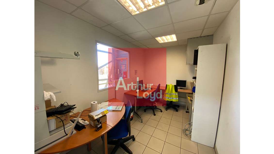 A louer local 1 415m² empl stratégique à Roquefort