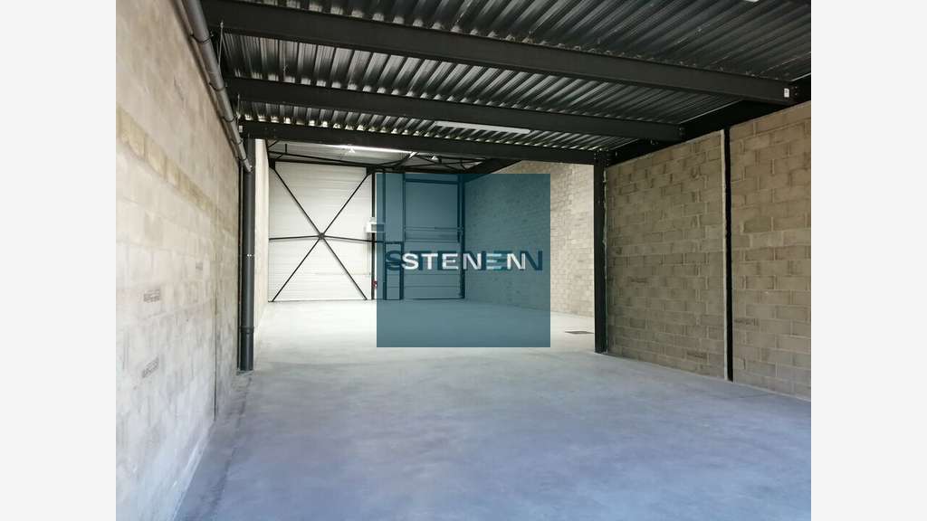 Location entrepôt 578m² à Rousset