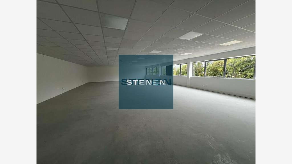 Location entrepôt 578m² à Rousset