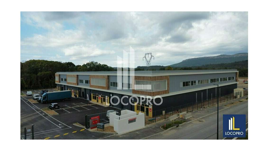 Location entrepôt 578m² à Rousset