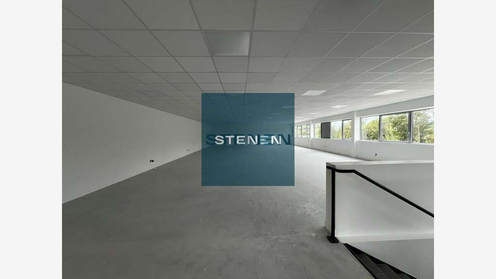 Location entrepôt 578m² à Rousset