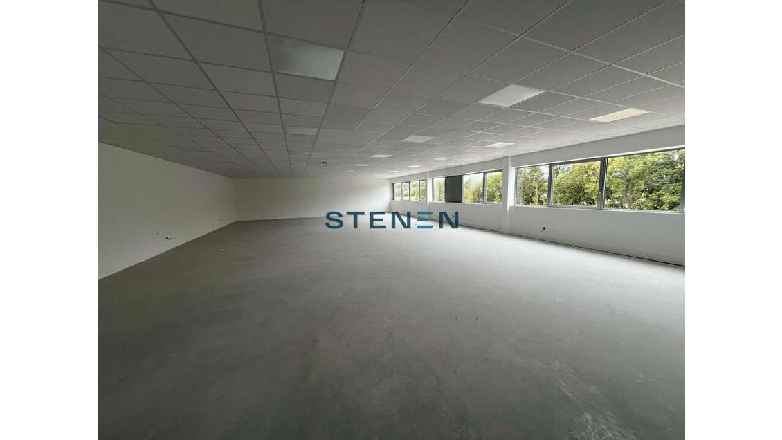 Location entrepôt 578m² à Rousset
