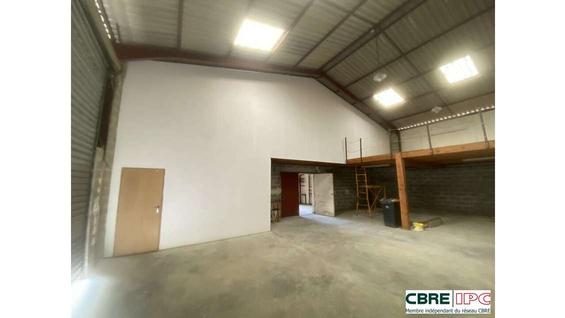 Location local 250m² zone artisanale de Saint Avit