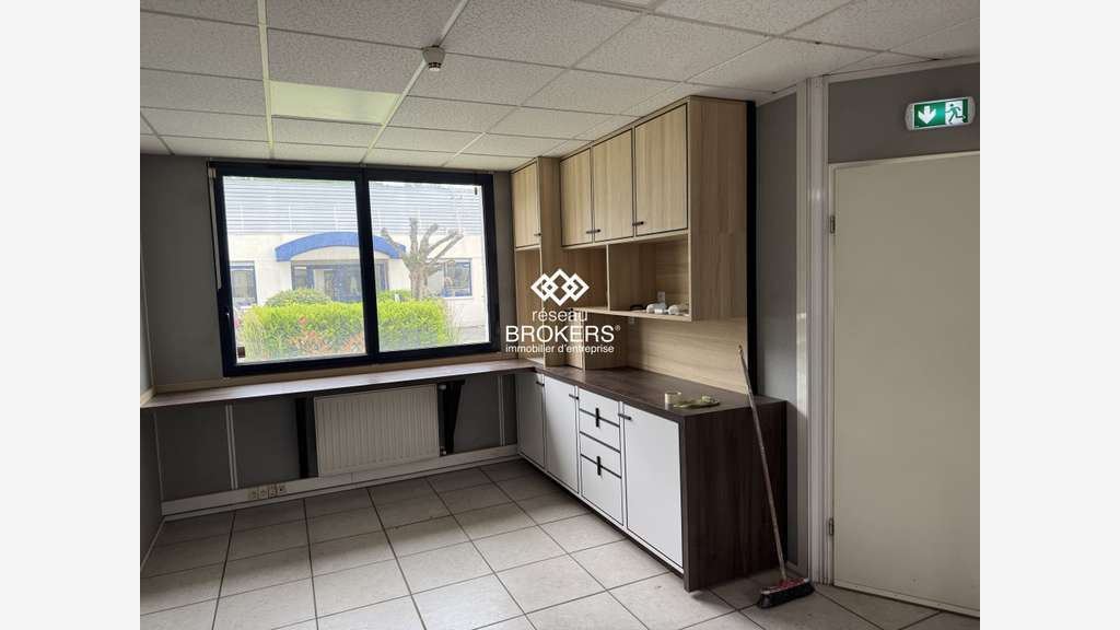 A louer beau local 309m² à Saint-Genis-Laval