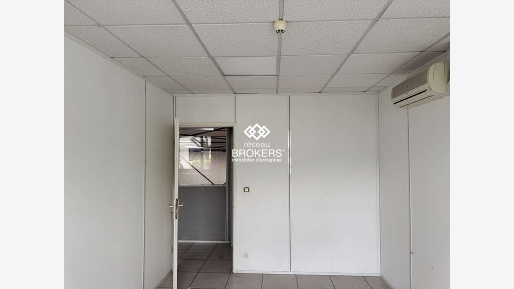 A louer beau local 309m² à Saint-Genis-Laval