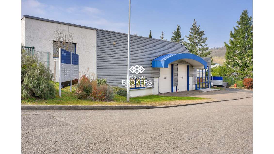 A louer beau local 309m² à Saint-Genis-Laval