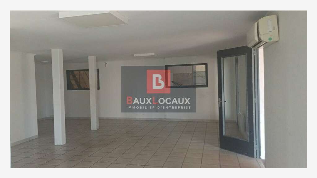 Local 390m² à louer entre Nîmes et Arles