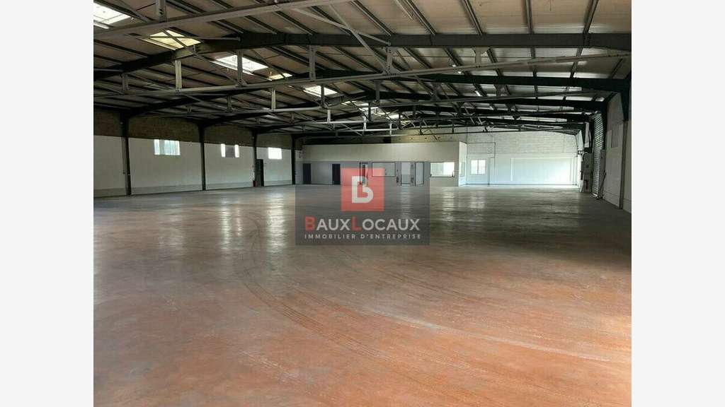 Loue local d'activité 1250m² entre Nîmes et Arles