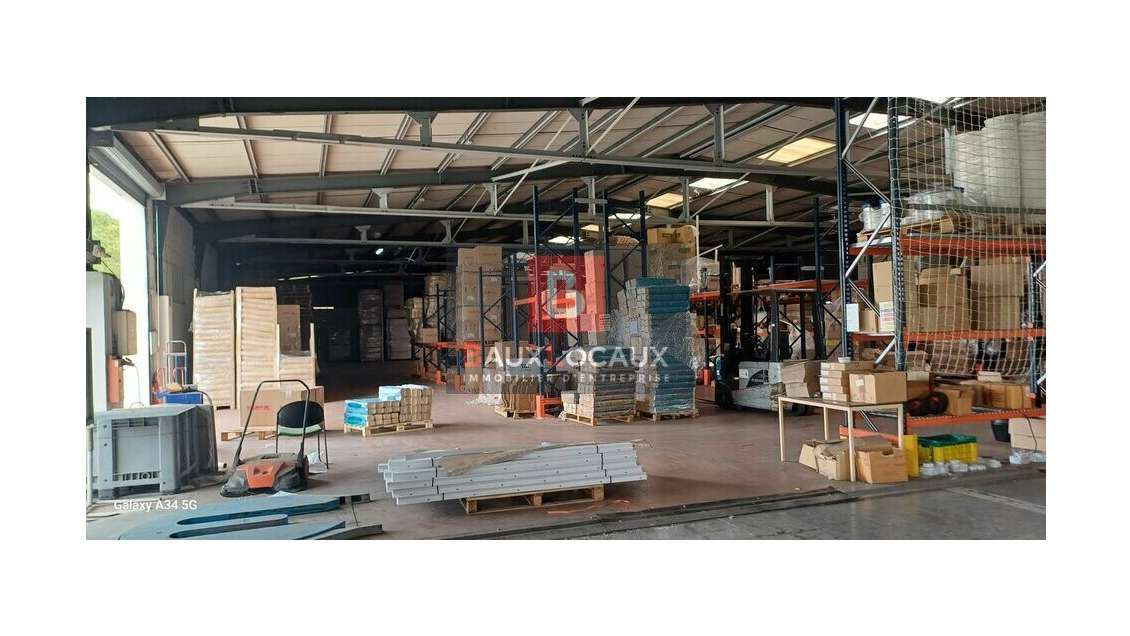 Loue local d'activité 1250m² entre Nîmes et Arles