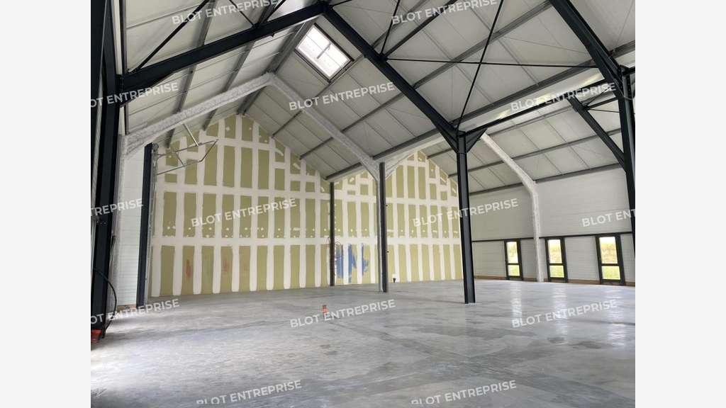 A louer locaux d'activités 340m² entrée Saint Malo