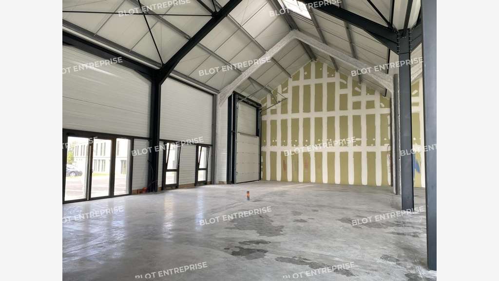 A louer locaux d'activités 340m² entrée Saint Malo