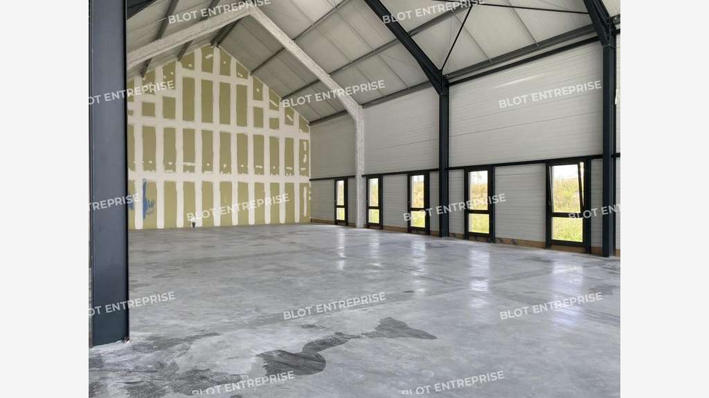 A louer locaux d'activités 340m² entrée Saint Malo