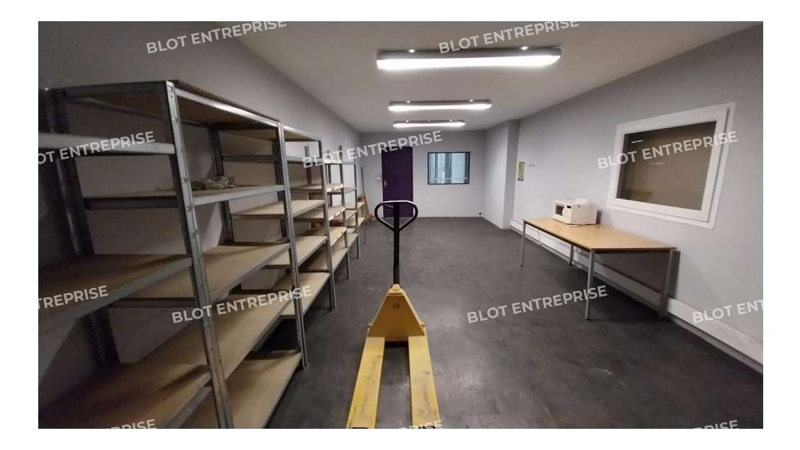 A louer local d'activités 450m² entrée Saint-Malo