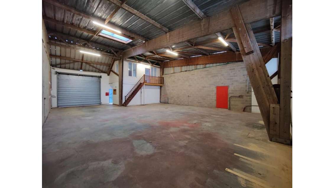 A louer local industriel 681m² à 30mn de Rouen