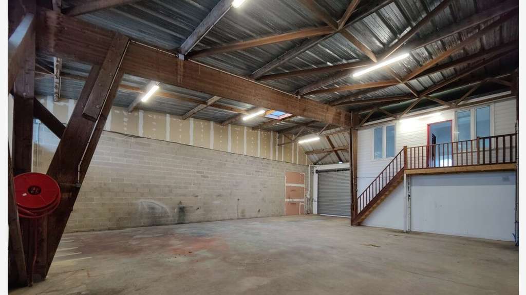 A louer local industriel 681m² à 30mn de Rouen