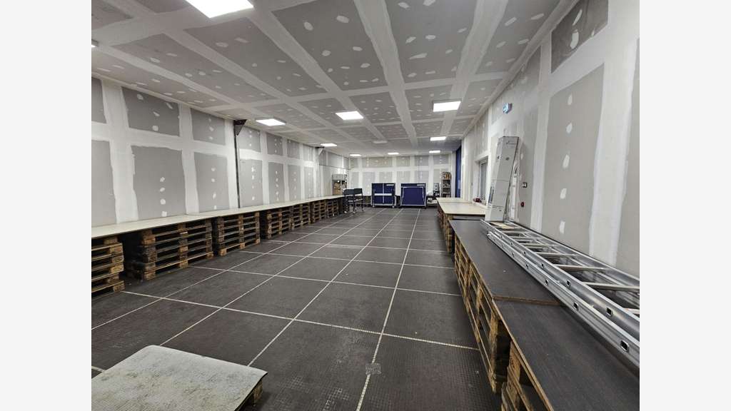 Entrepôt 1600m² à louer à Angers Est