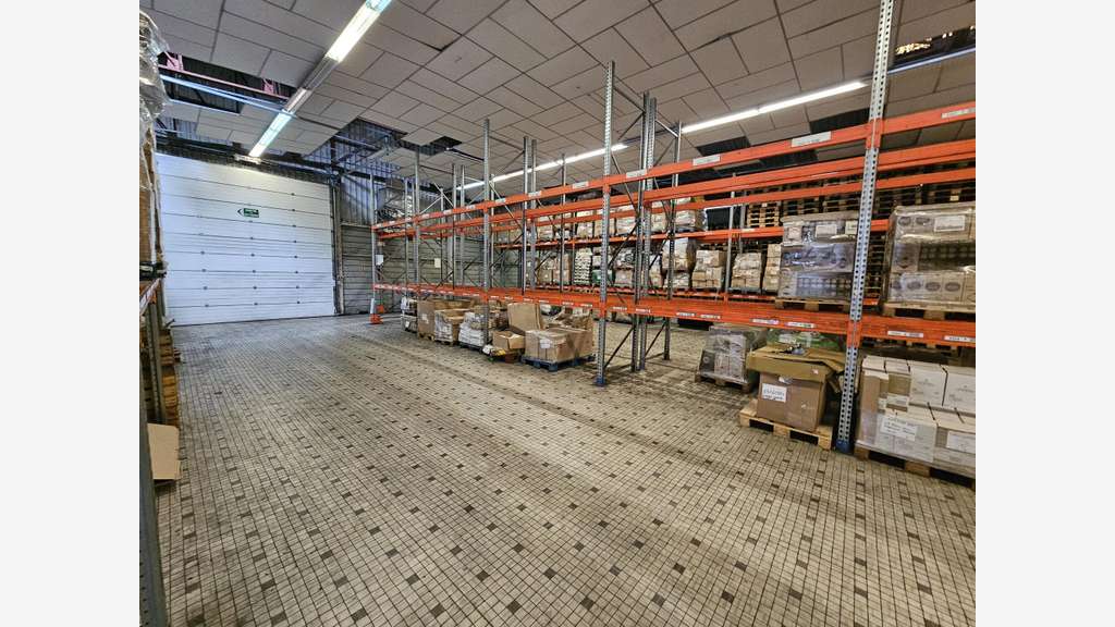 Entrepôt 1600m² à louer à Angers Est