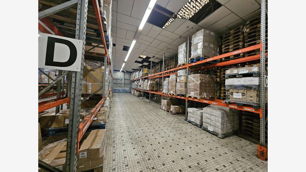 Entrepôt 1600m² à louer à Angers Est