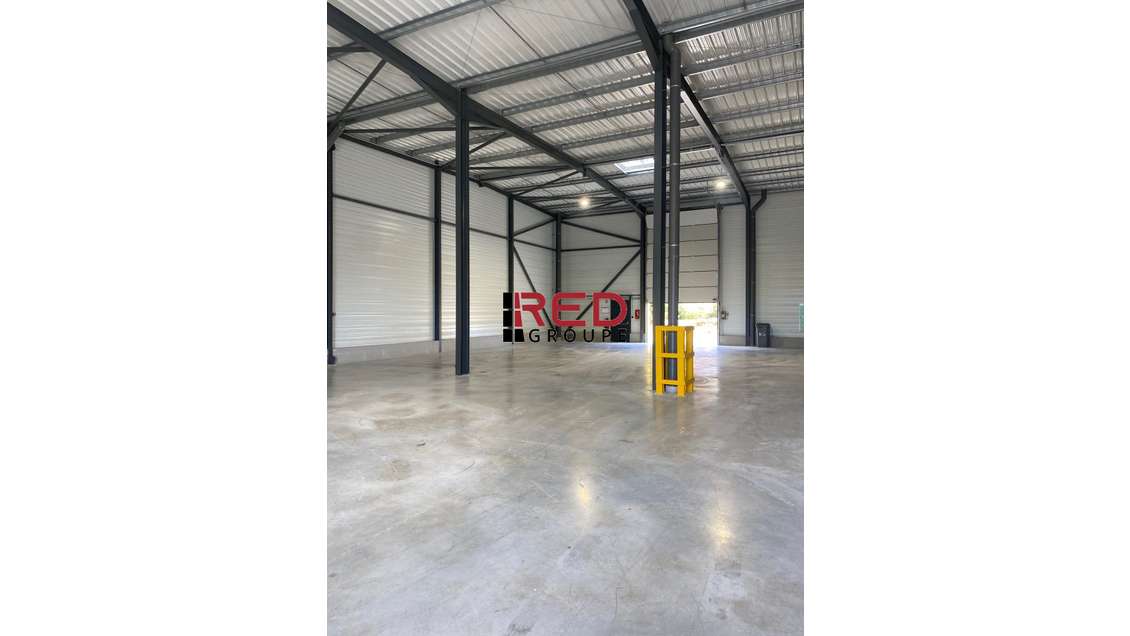 A louer entrepôt 435m² dans la zone de Signes