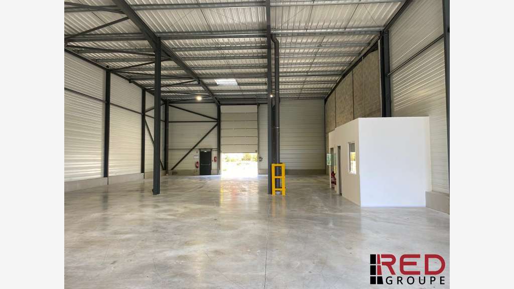 A louer entrepôt 435m² dans la zone de Signes