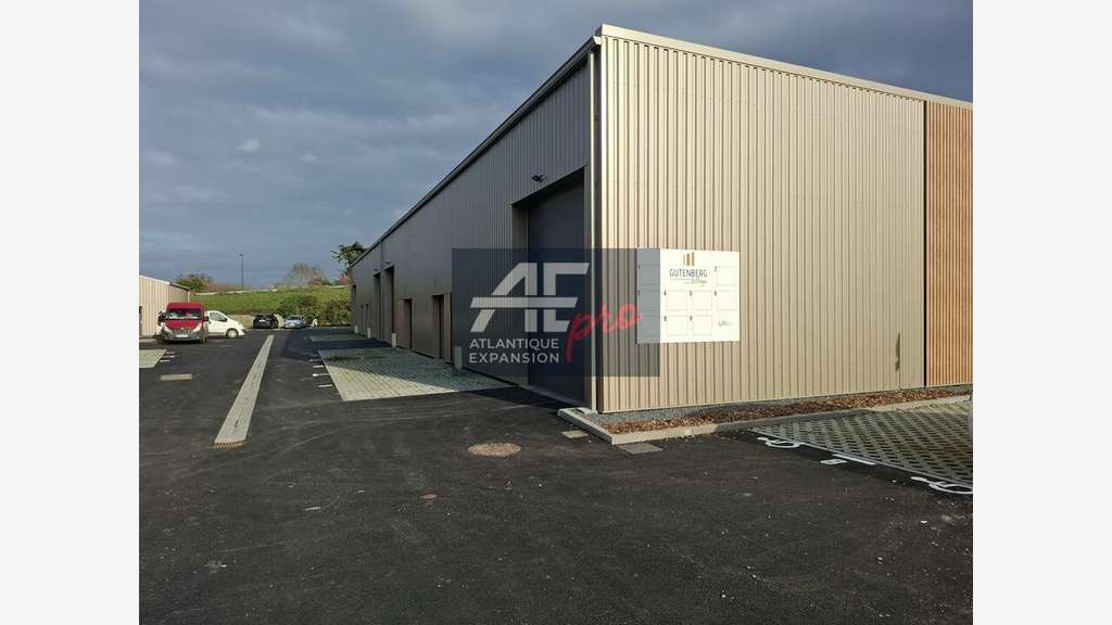Cellule d'activité 225m² à louer à Trignac