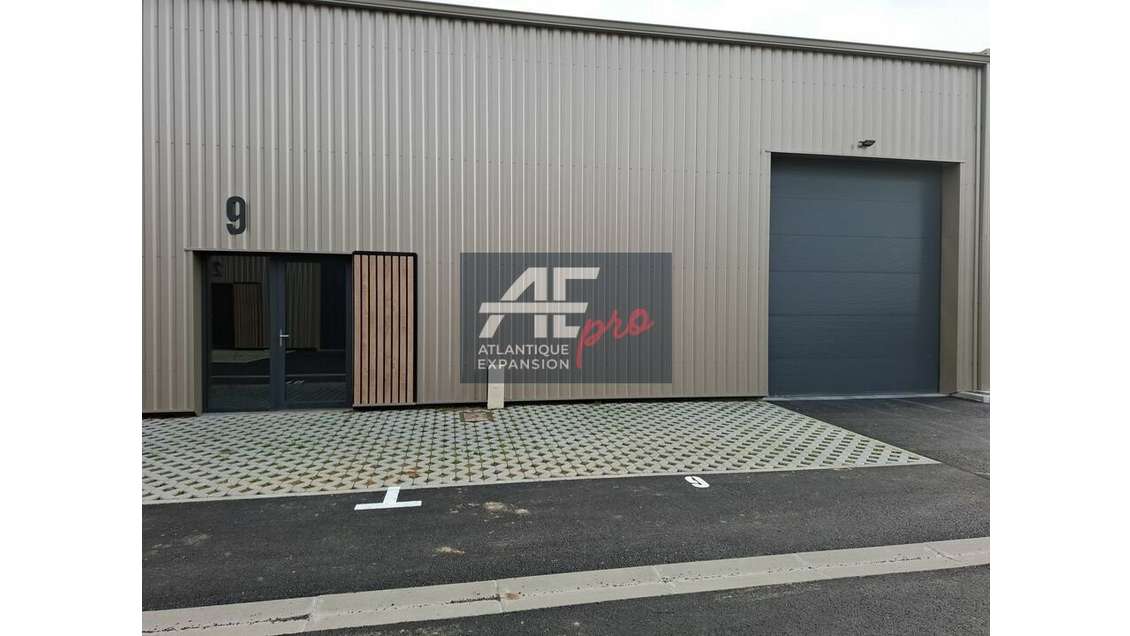 Cellule d'activité 225m² à louer à Trignac