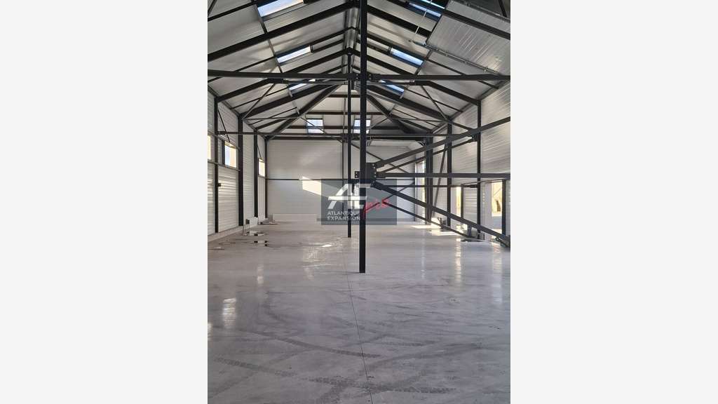Cellule d'activité 225m² à louer à Trignac