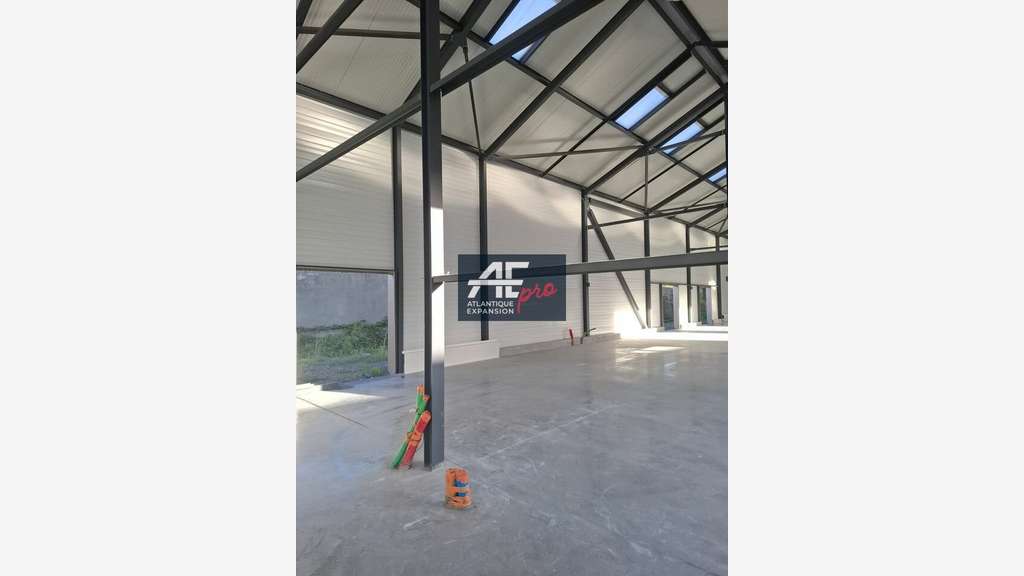 Cellule d'activités 144m² à louer à Trignac
