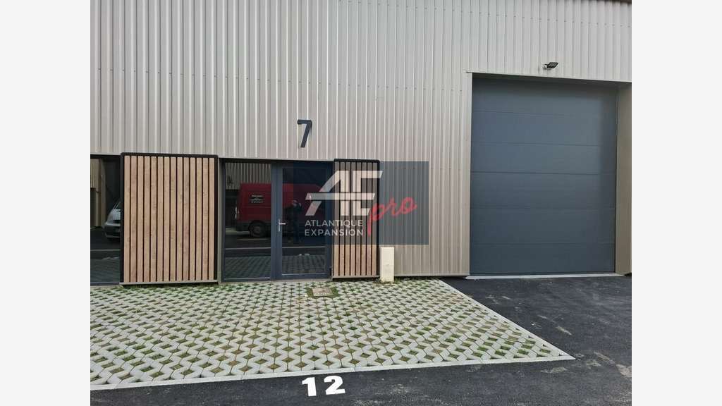 Cellule d'activités 144m² à louer à Trignac