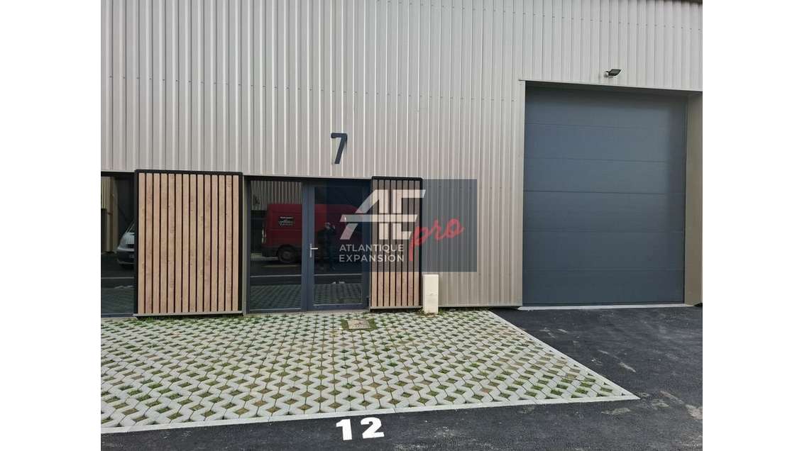Cellule d'activités 144m² à louer à Trignac