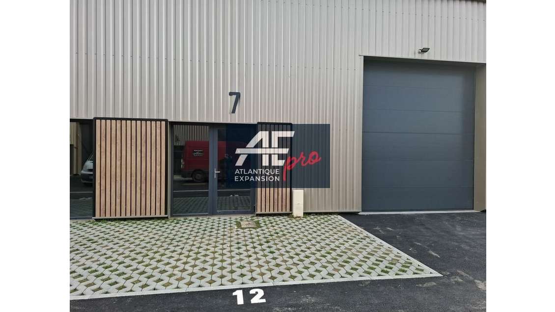 Cellule d'activités 144m² à louer à Trignac