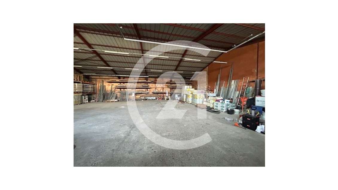 Loue bâtiments de 900m² à Valence Sud les Auréats