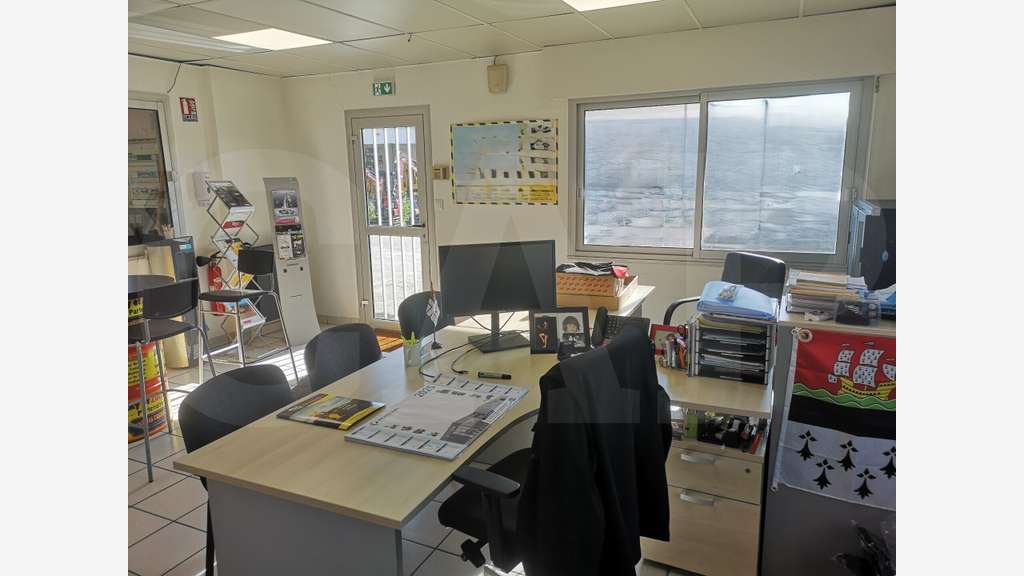 Bâtiment d'activités 316m² sur 2450m² à Vannes 