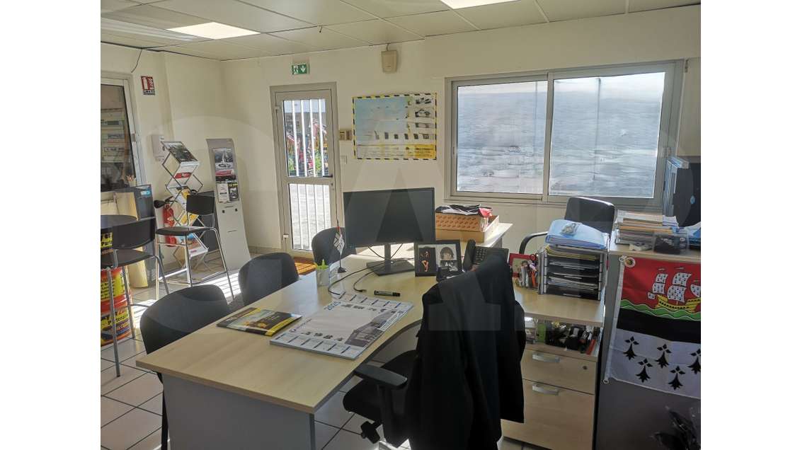 Bâtiment d'activités 316m² sur 2450m² à Vannes 