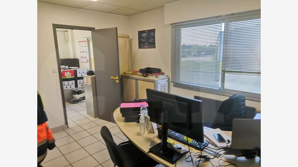 Bâtiment d'activités 316m² sur 2450m² à Vannes 