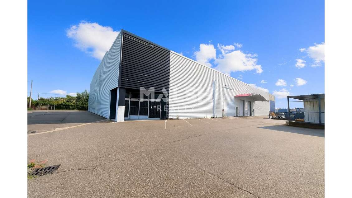 Local d'activités à louer 980m² à Vaulx-en-Velin