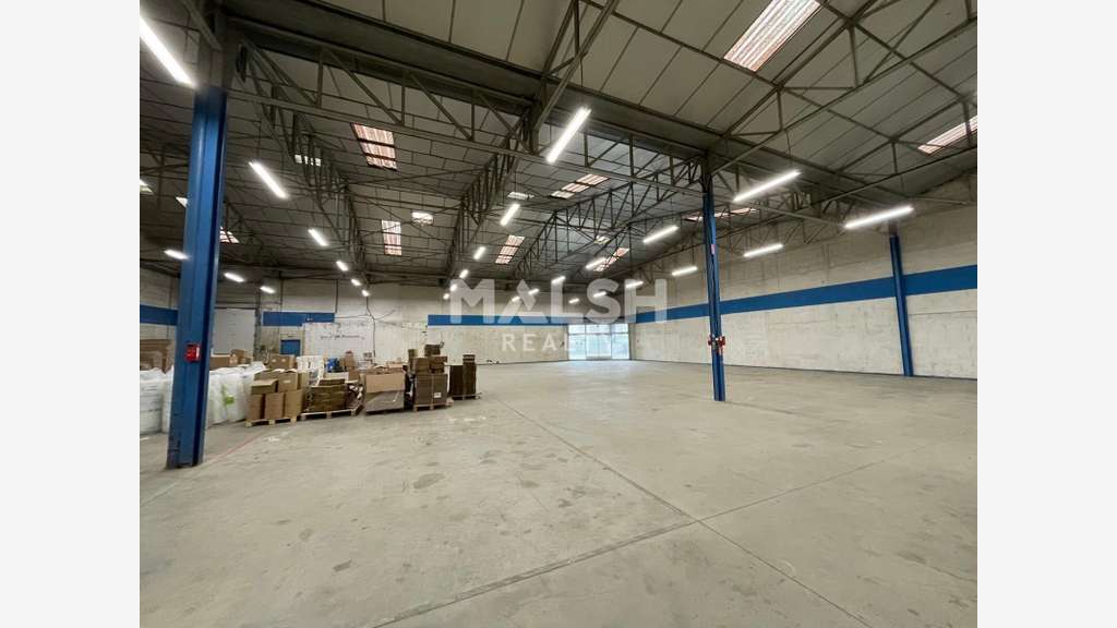 Local d'activités à louer 980m² à Vaulx-en-Velin