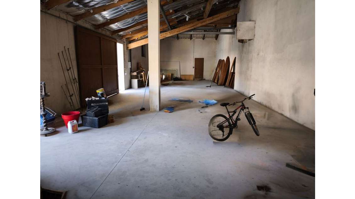 Entrepôt ou garage 146m² sécurisé proche Vauvert