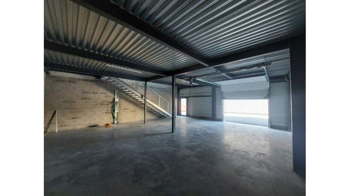 Entrepôt neuf 188m² à louer  à Vedène