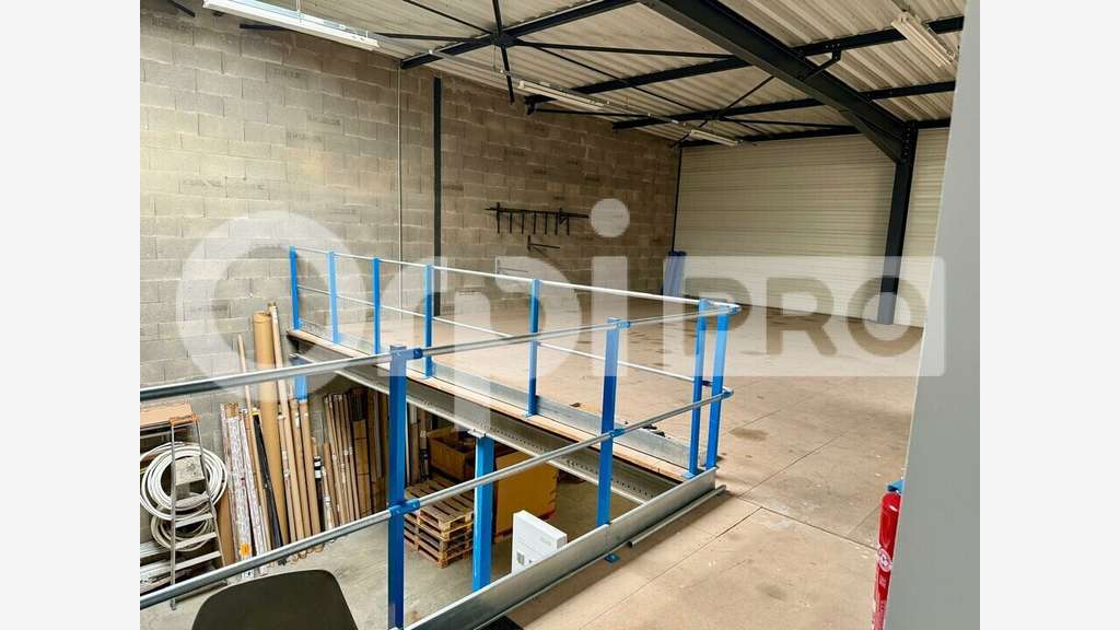 Local d'activité de 427m² à louer à Gleizé