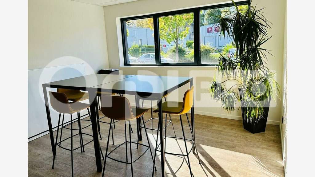 Local d'activité de 427m² à louer à Gleizé