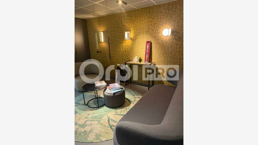 Local d'activité de 427m² à louer à Gleizé