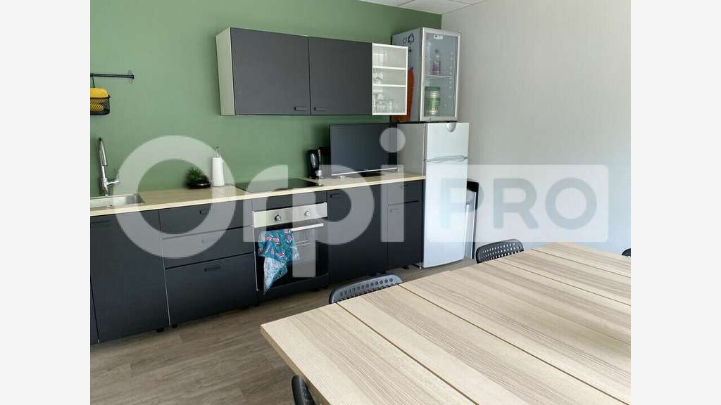 Local d'activité de 427m² à louer à Gleizé