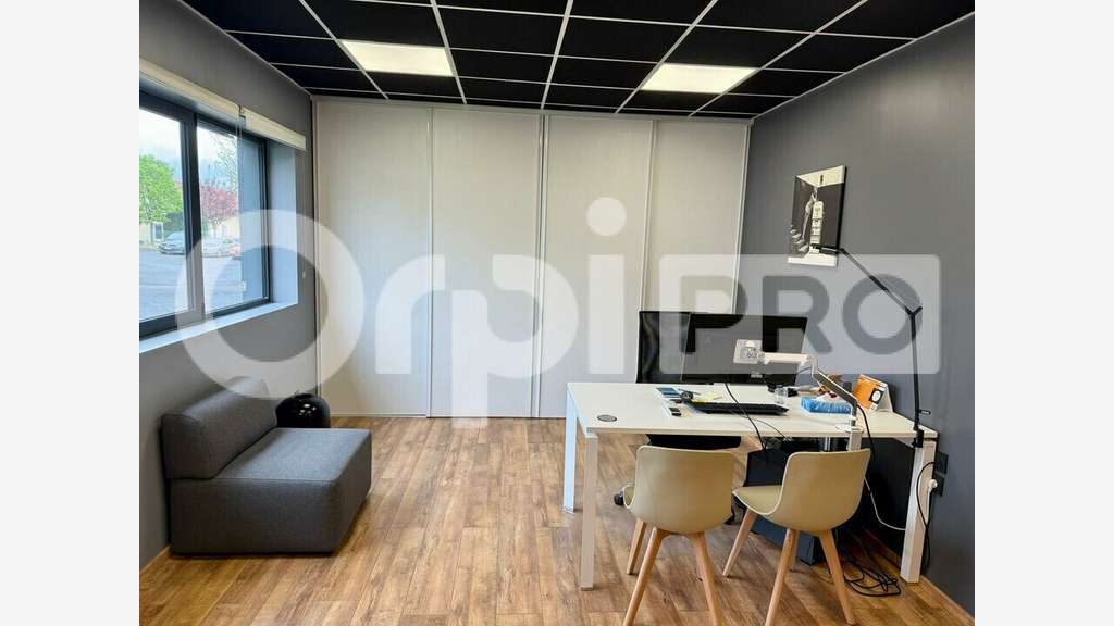 Local d'activité de 427m² à louer à Gleizé