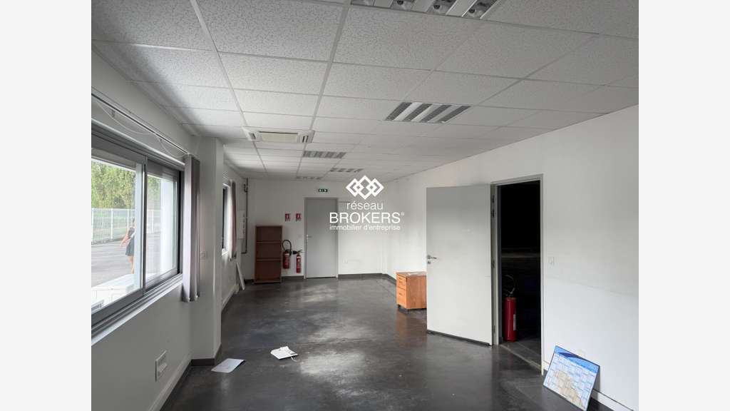 A louer très beau local 611m² quasi neuf à Vourles